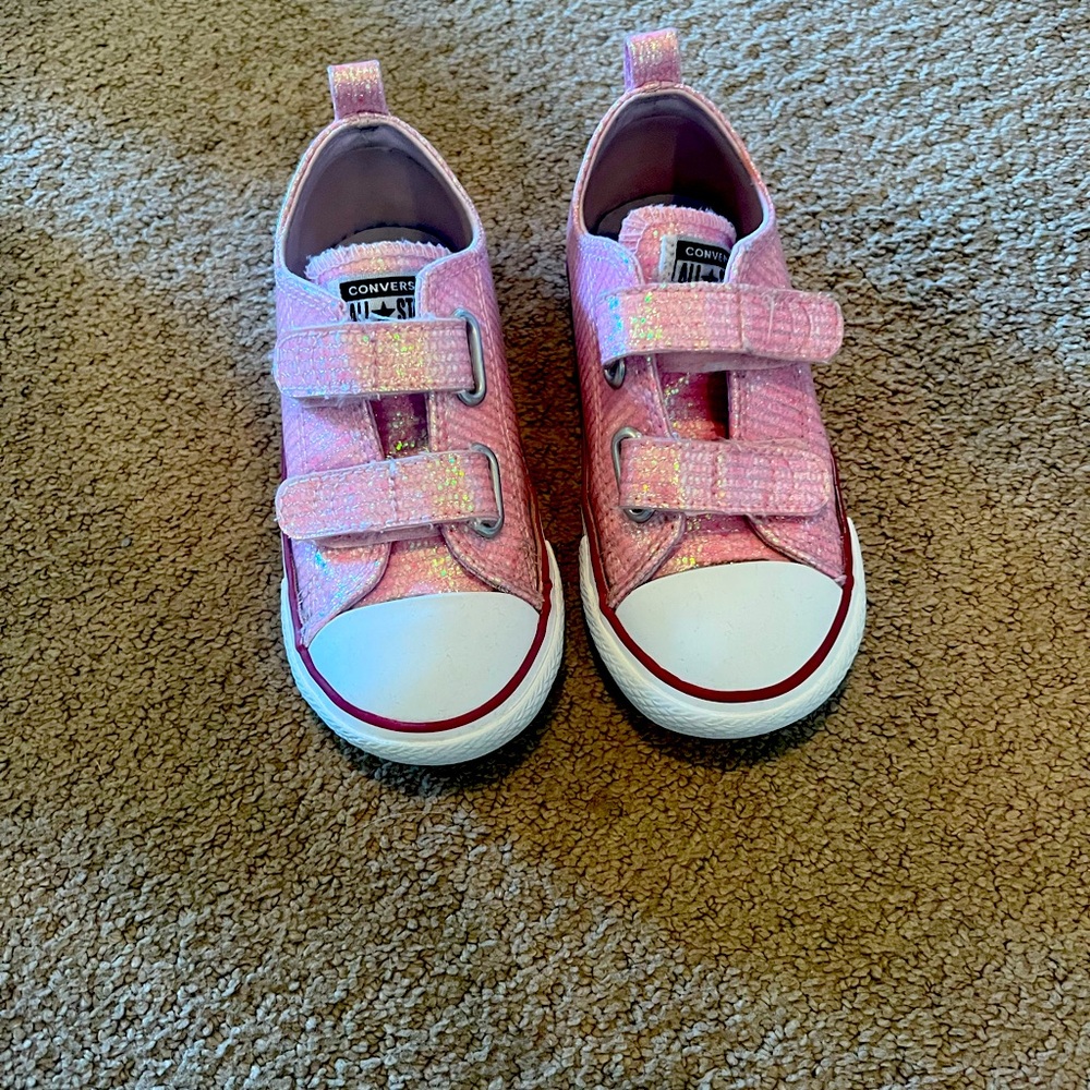 Girls pink converse size 9. Like new !